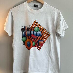 Vintage geometric graphic tee 90s